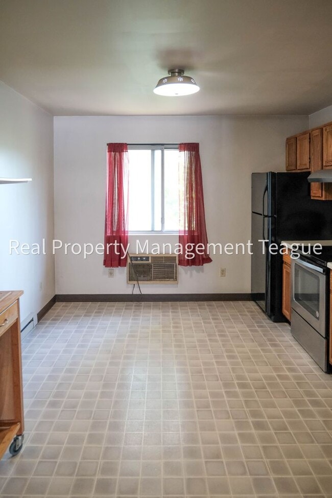 Building Photo - 32B Pine Ln