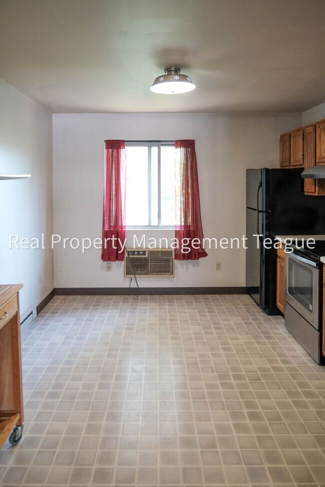 Building Photo - Pine Lane 32 B
