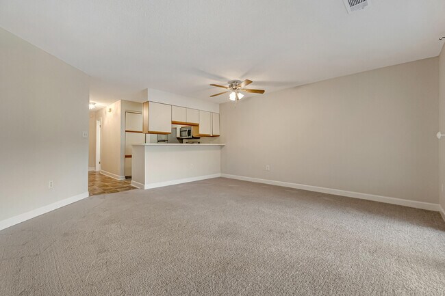 Building Photo - 208 Southlake Ct