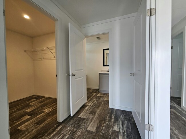 Building Photo - 6691 Hidden Oaks Dr