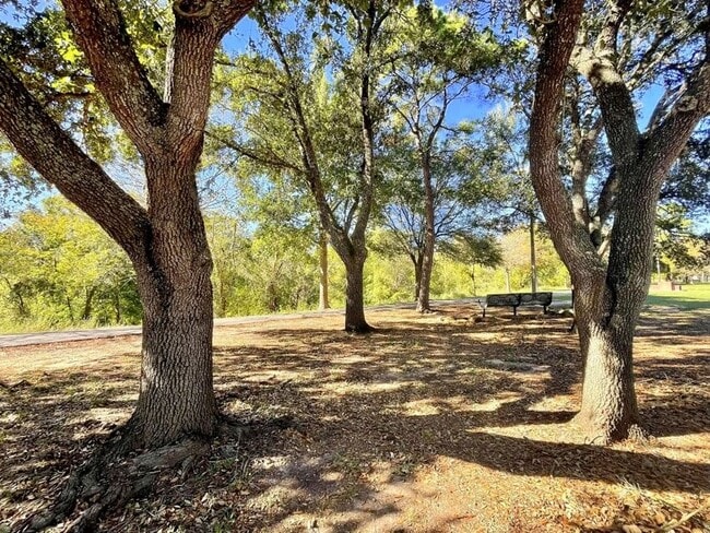Building Photo - 752 Memorial Mews St