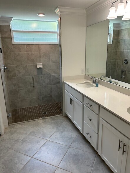 Master Large Walk in Shower - 6023 Ellerston Way