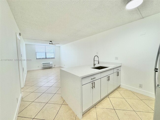 Building Photo - 2401 Riverside Dr