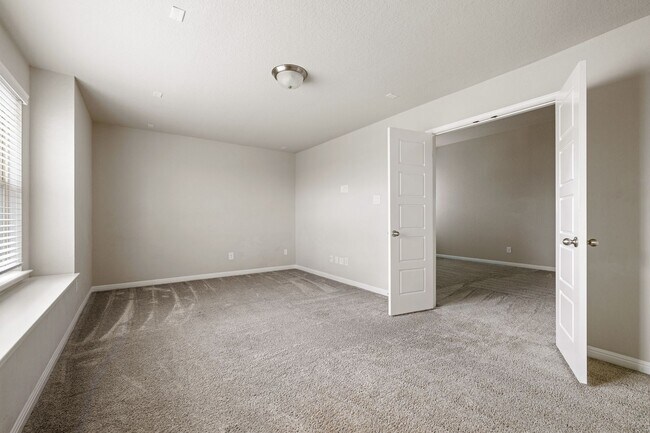 Building Photo - Modern, Like-New Home on a Quiet Cul-de-Sa...