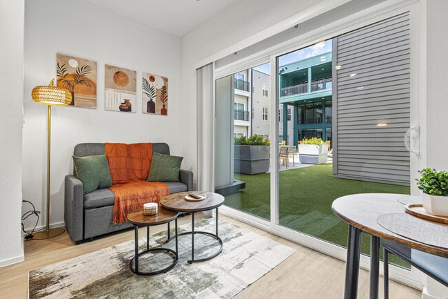 Building Photo - 596 W 9th St