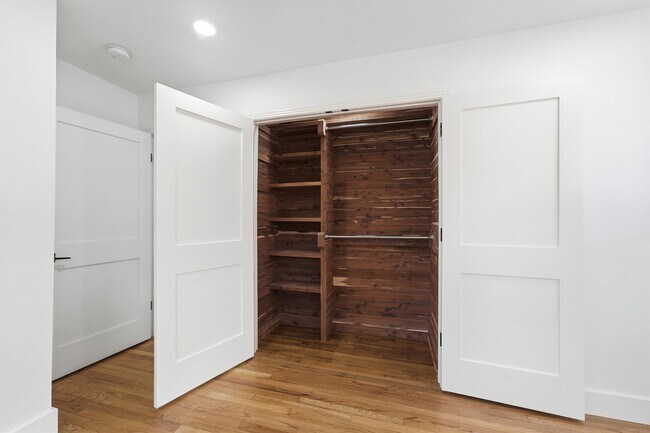 Building Photo - 2014 Woodcrest Dr