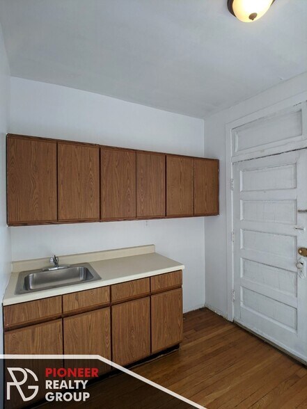 Building Photo - 717 W Barry Ave
