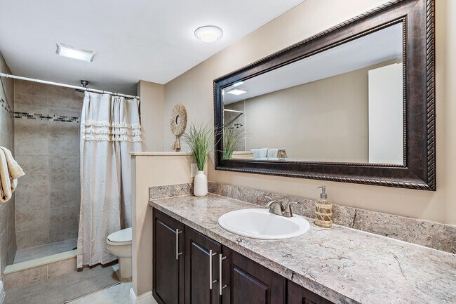 Building Photo - 825 Center St