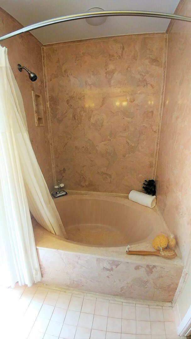 Building Photo - Large Executive Beauclerc Pool Home