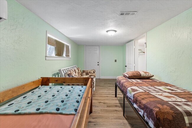 Building Photo - 259 Hiland Ln