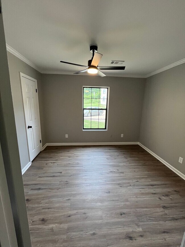 Building Photo - 105 Golf Clb Dr
