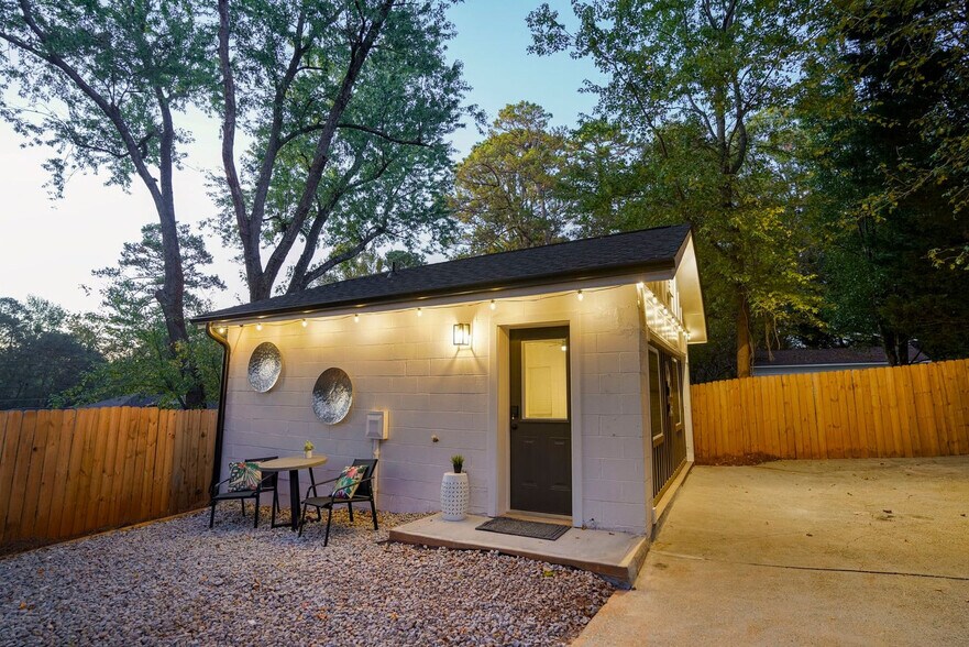 Building Photo - 975 Shadowridge Dr SE