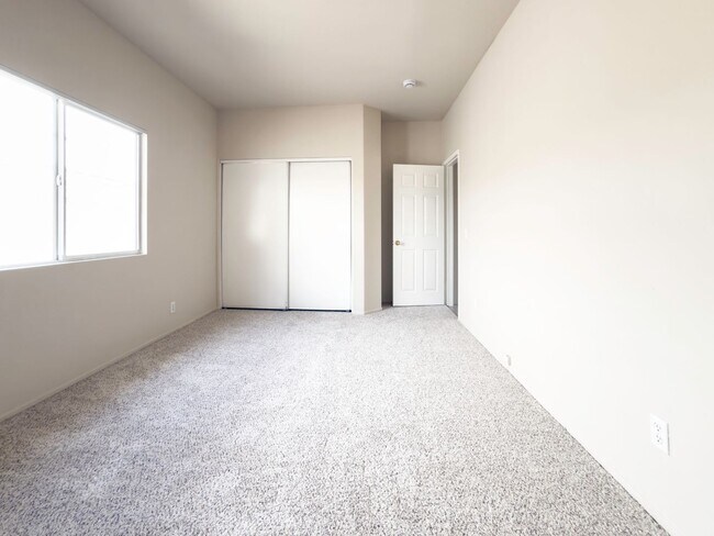 Building Photo - RARE 6 BEDROOM HOME FOR RENT IN OPTIMUM LO...