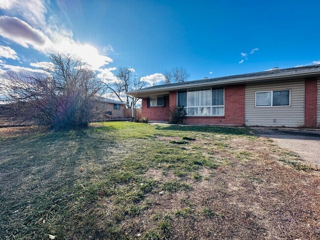 Building Photo - Bright and Spacious Duplex Style Home with HUGE Fenced in Backyard!!!