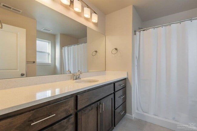 Building Photo - Well maintained home in SE Bend with AC!