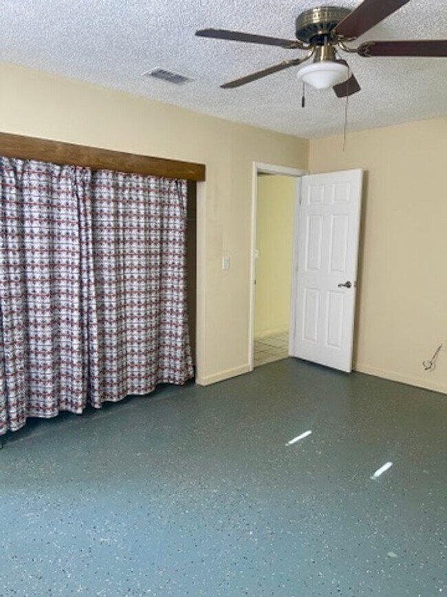 Building Photo - Discover Easy Florida Living in Holly Hill!