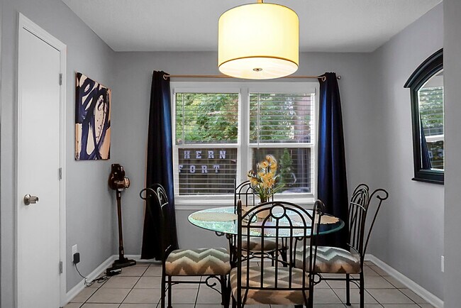 Building Photo - 2483 Realm St