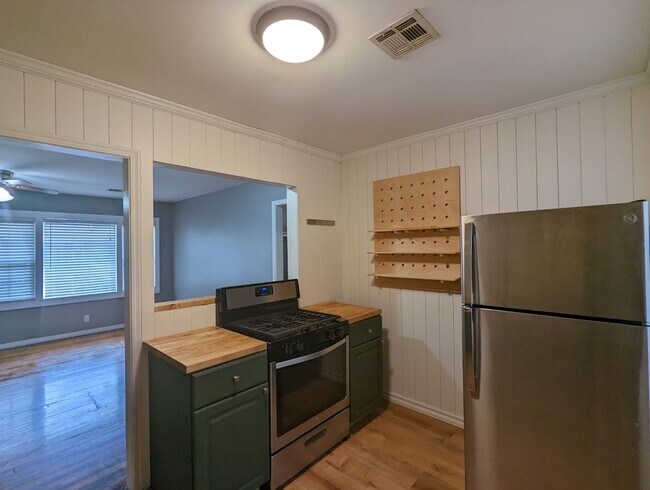 Building Photo - 2 Bed 1 Bath Plus Bonus Living/Office Cottage Style Home-The Village NW OKC