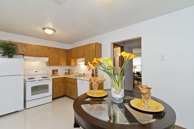 Building Photo - 2039 Essex Dr