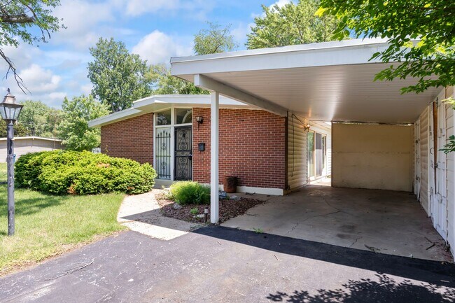 Building Photo - 6452 Evergreen Blvd