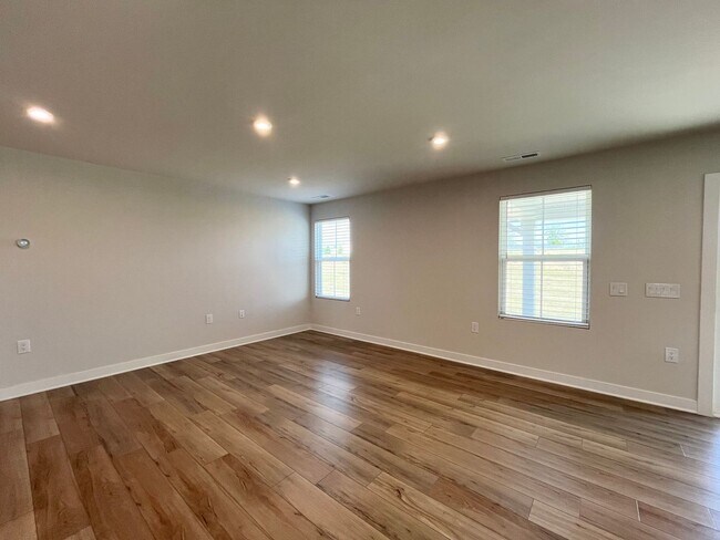 Building Photo - Charming 3BD, 2BA Fuquay Varina Home with Easy Access to Downtown Fuquay-Varina and Raleigh