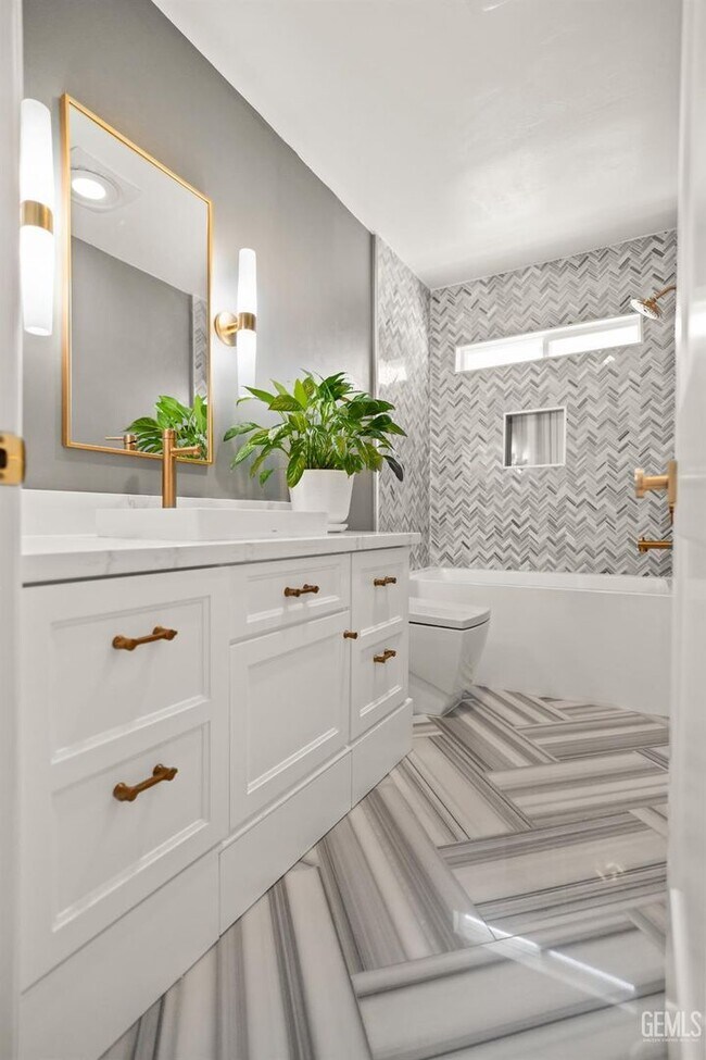 Building Photo - Upgraded 3 Bed 2 Bath in NE Bakersfield