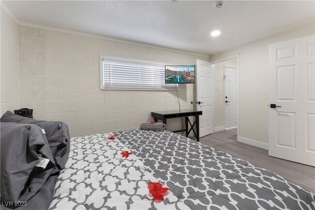 Building Photo - 6128 Jones Cir