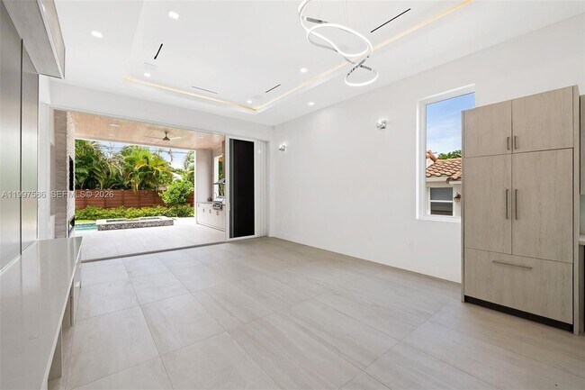 Building Photo - 1615 NE 3rd Ct