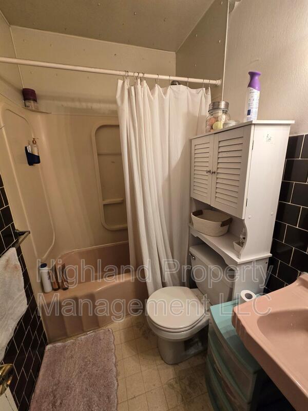 Building Photo - 520 NE Maple St