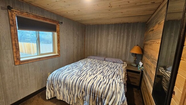 Building Photo - Fully Furnished Studio with Fenced Yard