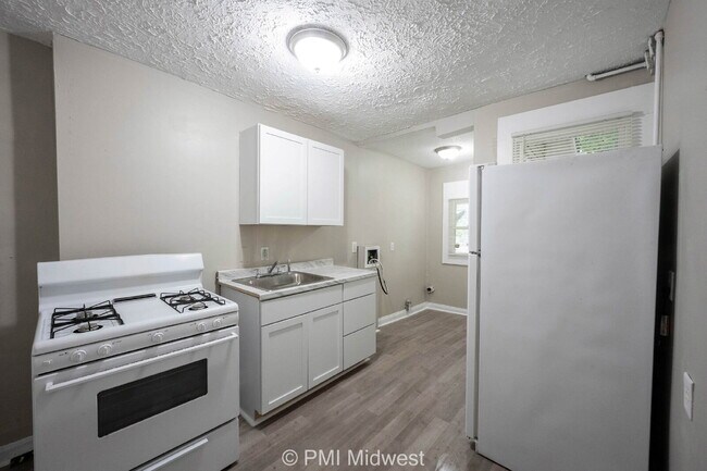 Building Photo - "Charming Urban Retreat: Cozy 1-Bedroom Ap...