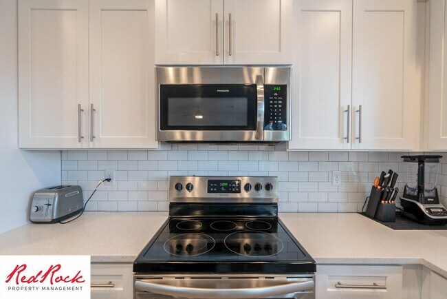 Building Photo - Beautiful townhome in desirable neighborho...