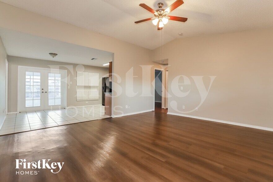 Building Photo - 924 Axlewood Cir