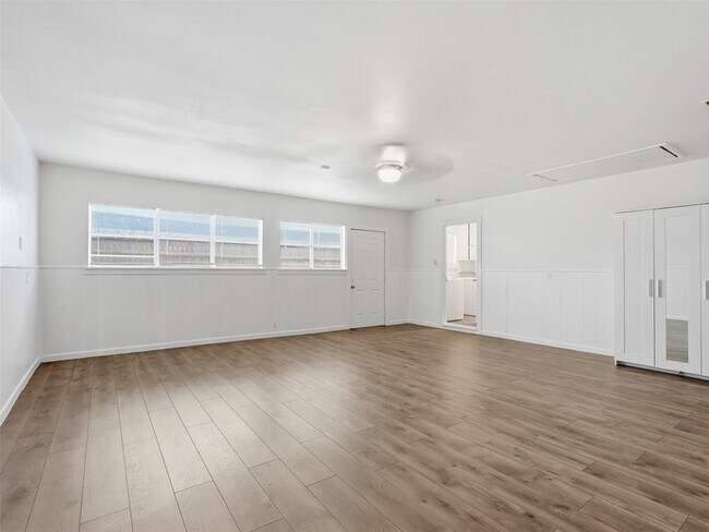 Building Photo - 2121 Canton Dr
