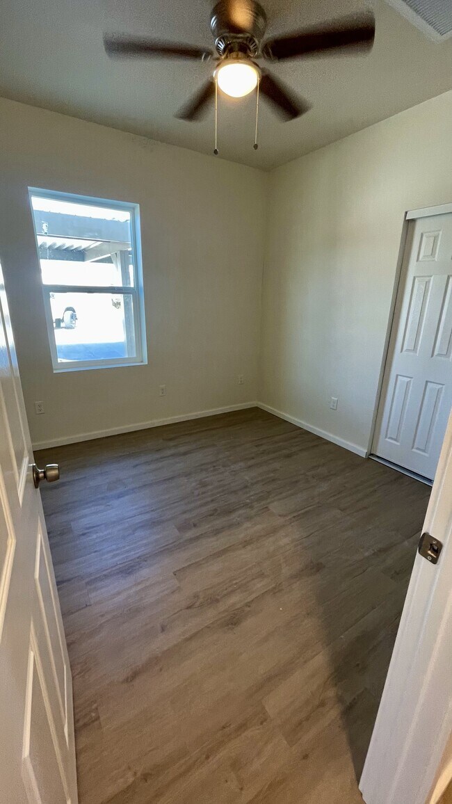 Building Photo - 625 E Doris St