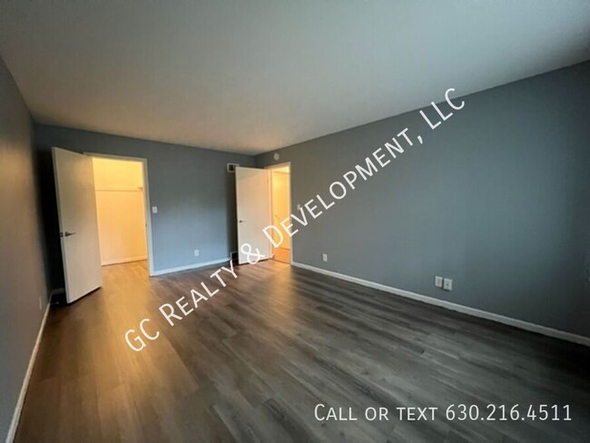 Building Photo - *** UPDATED FIRST FLOOR UNIT / 2 BDRM / W&...