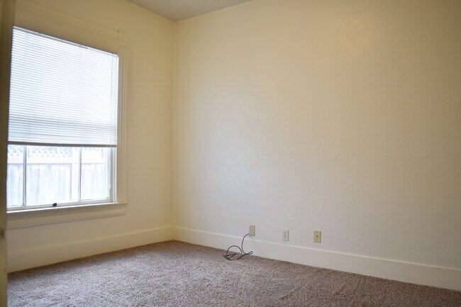 Building Photo - POL5