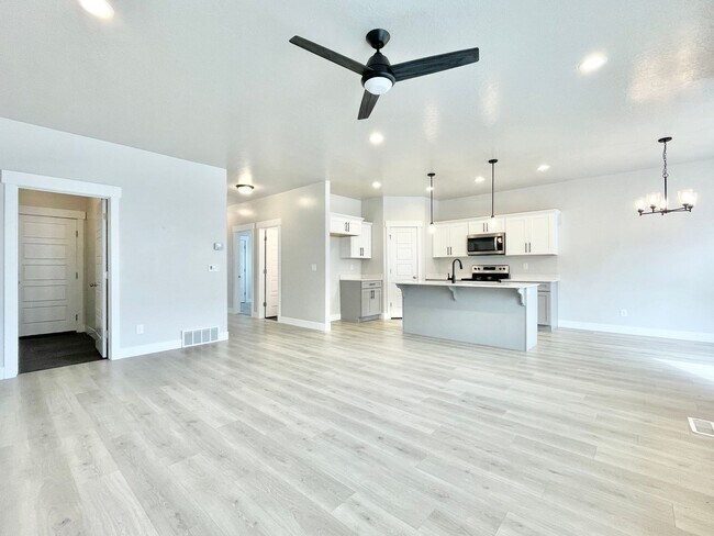 Building Photo - 1572 N 3950 W