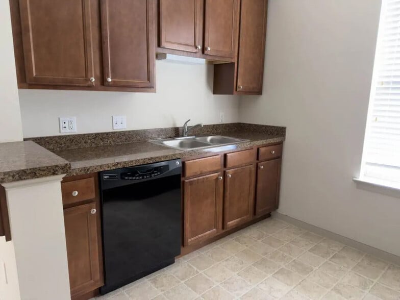 Building Photo - 2038 Shady Oak Dr