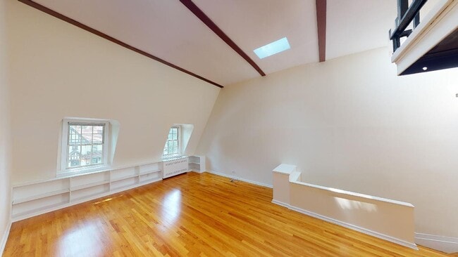 Building Photo - 382 Burns St
