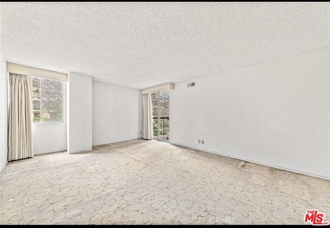 Building Photo - 321 N Oakhurst Dr