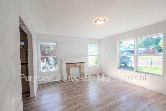 Building Photo - 2208 Hardin Dr