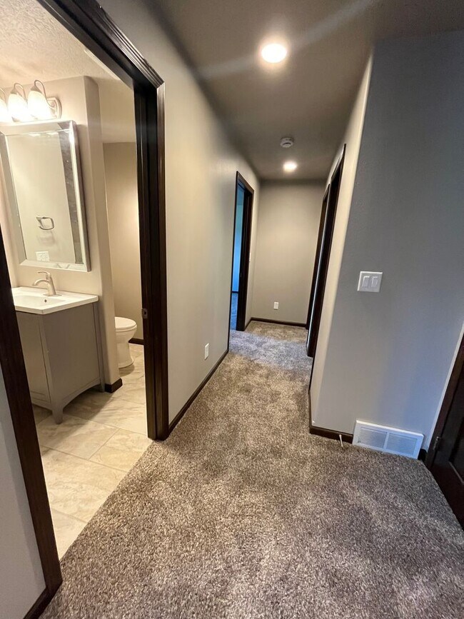 Building Photo - Gorgeous 4 Bed/3 Bath Home in Great Location!