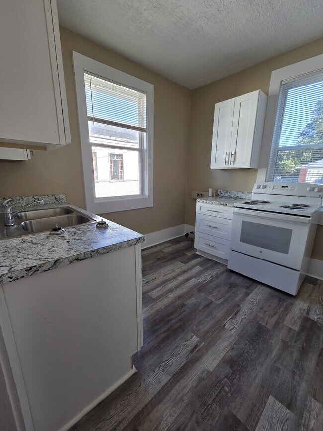 Building Photo - 930 Murphy St