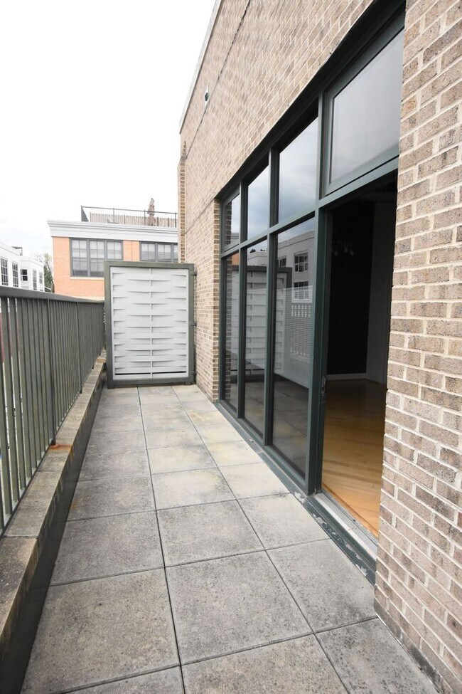 Building Photo - Chic, Contemporary 1 BD 1.5 BA Condo in the Mount Pleasant neighborhood of NW DC!!