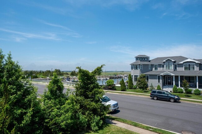 Building Photo - 3201 Bayland Dr