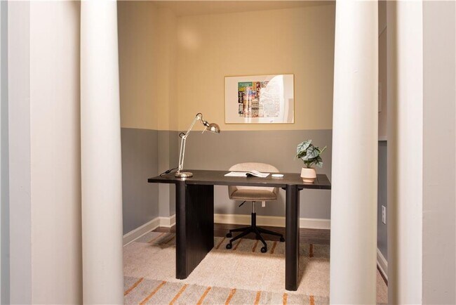 Building Photo - 1402 Markan Dr NE