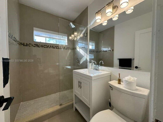 Building Photo - 404 SE 14th St