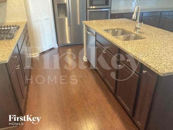 Building Photo - 956 Woodbury Rd