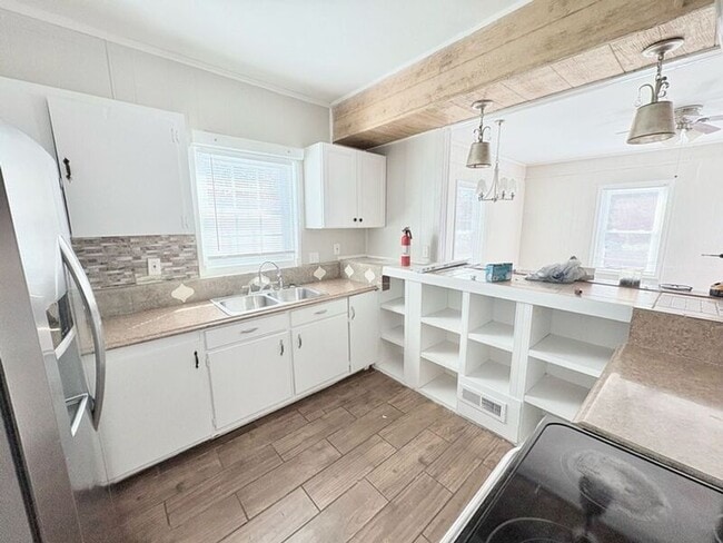 Building Photo - 533 Broadway St